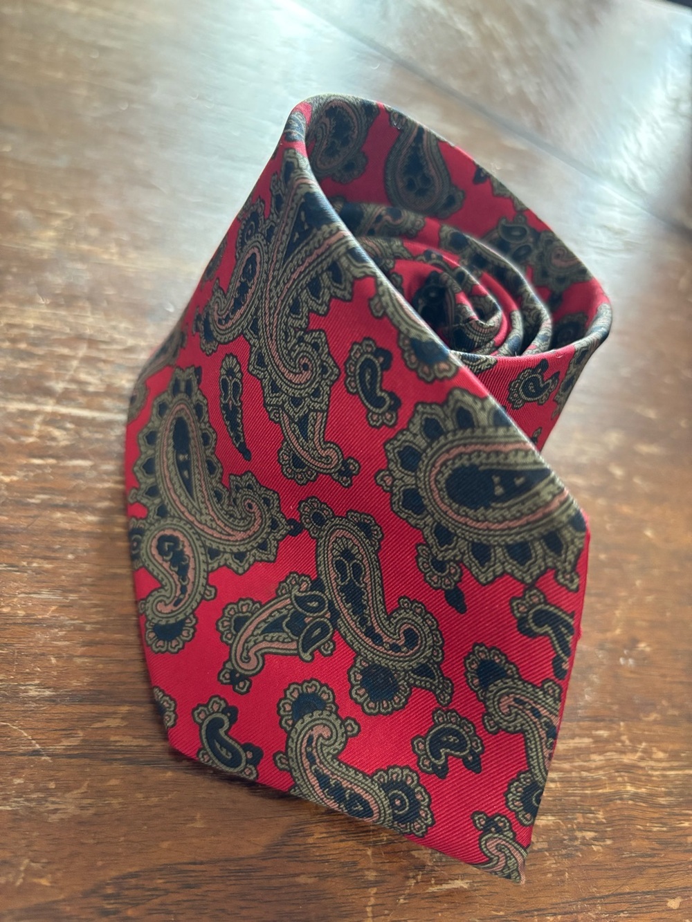 WembleyClassic Red Paisley Men's Tie - Elegant Patterned Neckwear